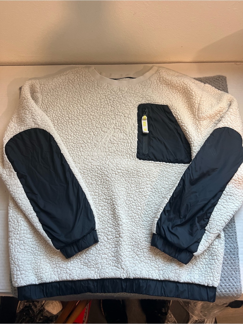 UGG RTW Men’s XL Sherpa Fleece Crewneck Sweatshirt Cream Black Utility Pocket